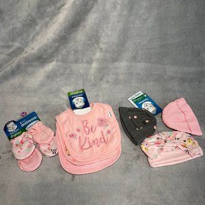3 piece set 0 - 3 months Gerber babies mits, hats, bibs
